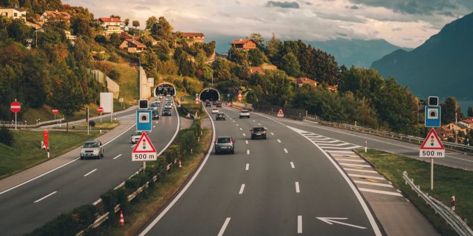 Engmaschige Kontrollen überprüfen die Vignettenpflicht auf Autobahnen. (Symbolbild) Autobahn, Schweiz, Genf Vignette
