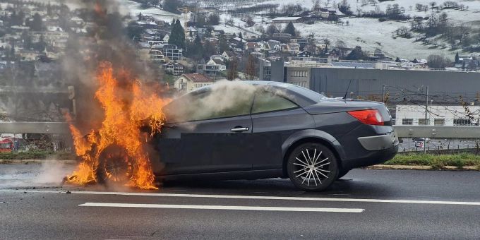 Sissach BL - Auto geht auf A2 in Flammen auf