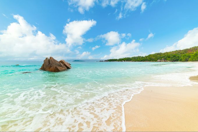 Der Strand von Anse Lazio unter blauem Himmel auf den Seychellen. Anse Lazio