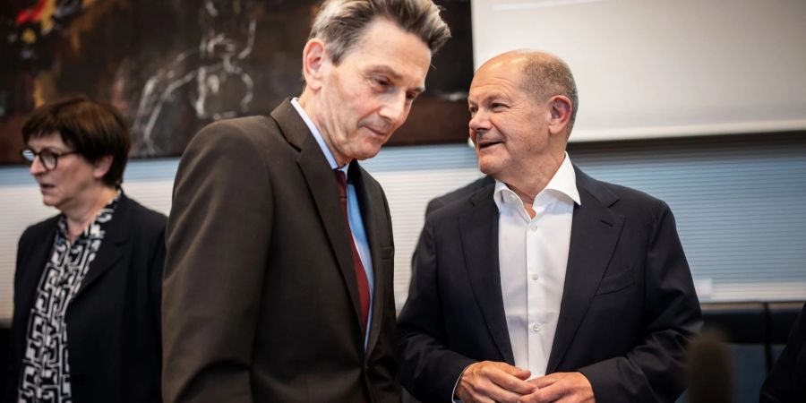 Später findet Scholz es selber peinlich, dass er und Mützenich Esken den Rücken zukehrten und weggingen.