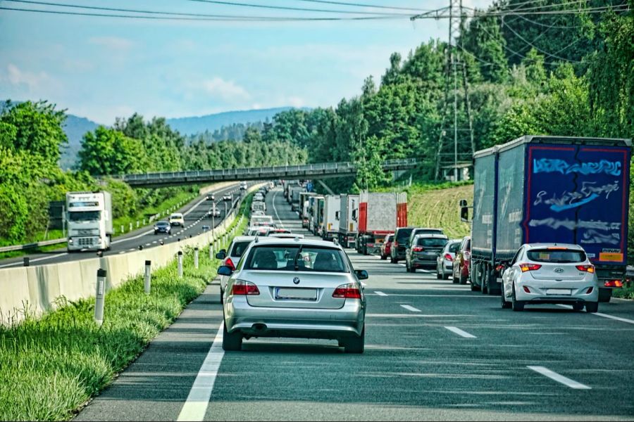 Das Bilden einer Rettungsgasse funktioniert in der Schweiz selten.