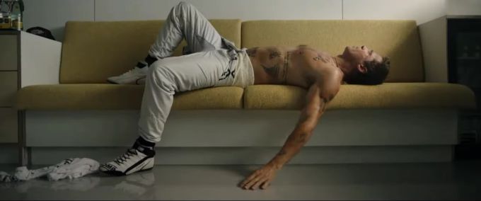 In einer Szene seines neuen Kinostreifens «F1» überrascht Brad Pitt mit zahlreichen Tattoos. Brad Pitt