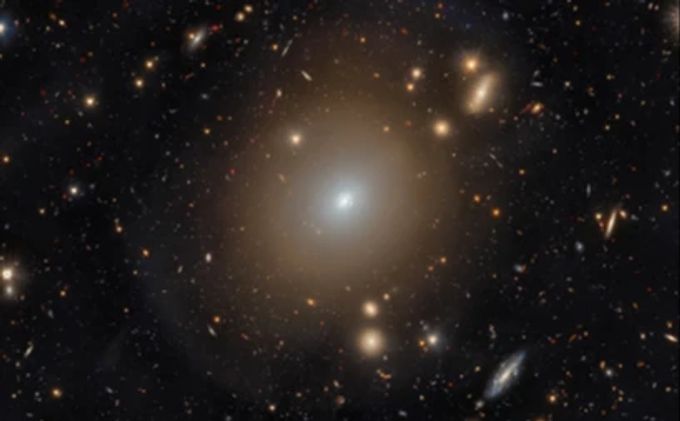 Das Weltraumteleskop Euclid hat einen Einstein-Ring im Weltraum entdeckt. einstein ring