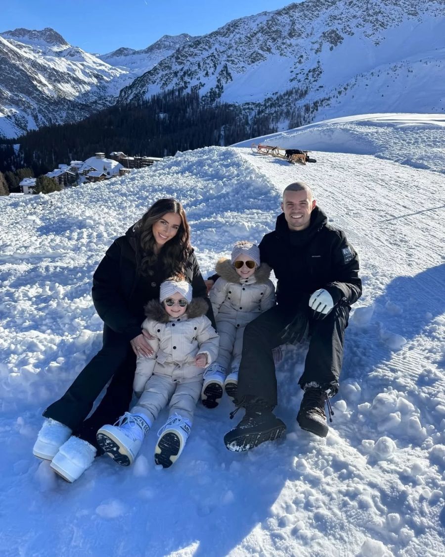 Granit Xhaka verbringt die Feiertage mit der Familie im Schnee. Auffällig sind seine Haare.