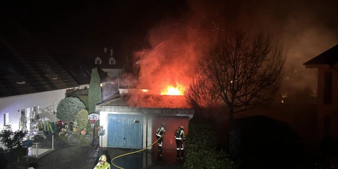 Fislisbach AG - Feuerwehr kann Schuppenbrand rasch löschen