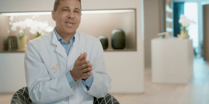 Jürg Häcki ist Gründer der Lucerne Clinic und Facharzt für Plastische, Rekonstruktive und Ästhetische Chirurgie. Beauty