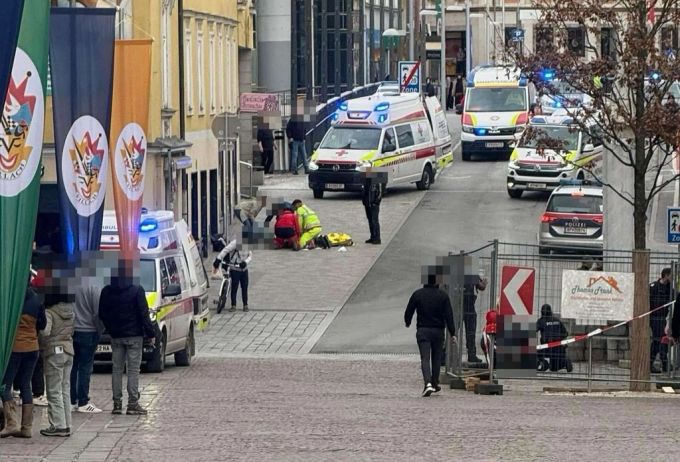 Sanitäter kümmern sich um die Opfer in Villach. villach