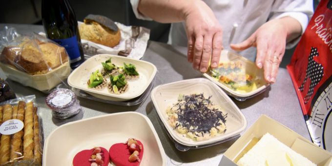 Immer mehr Schweizerinnen und Schweizer lassen sich Essensreste in Restaurants einpacken. Food-Waste Essensreste