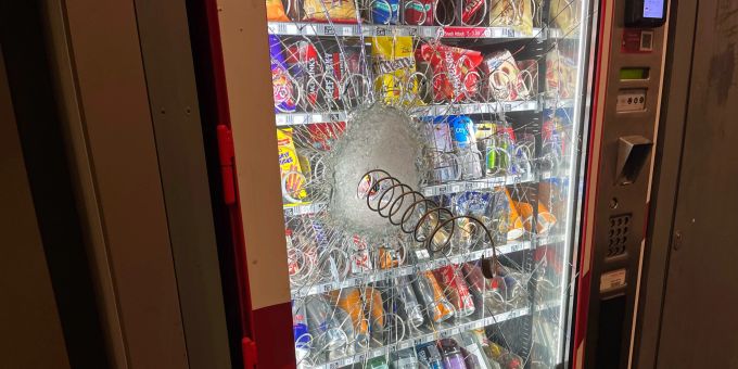 Mann zerstört Automat in Zürich. Automat aufgebrochen
