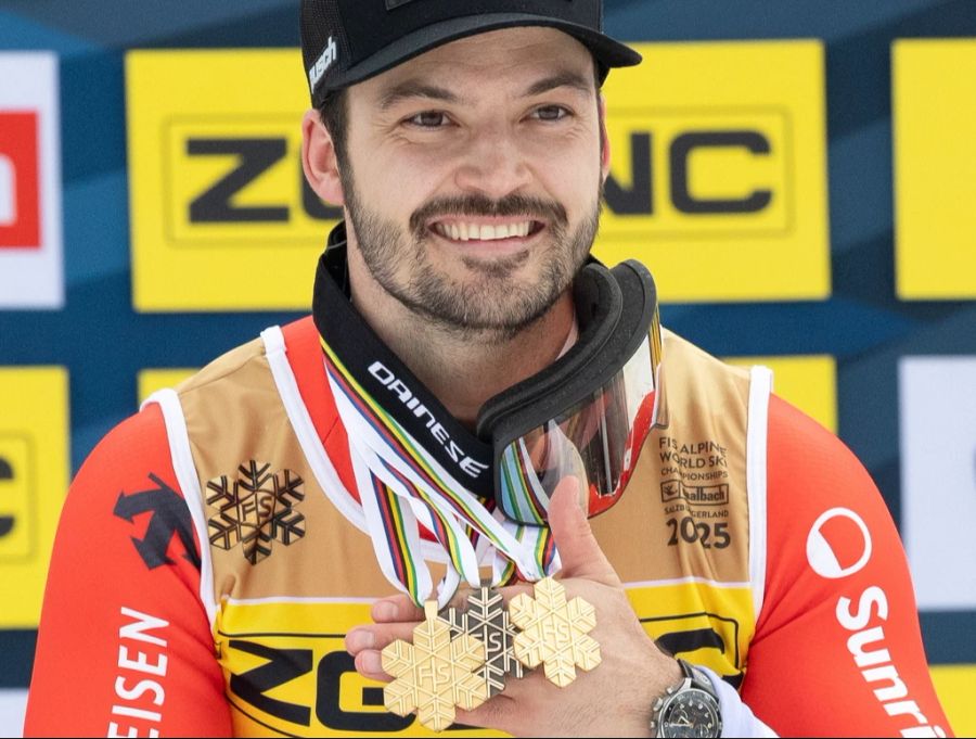 Loïc Meillard kehrt als zweifacher Weltmeister (Team-Kombi und Slalom) sowie Bronze-Medaillen-Gewinner in die Schweiz zurück.