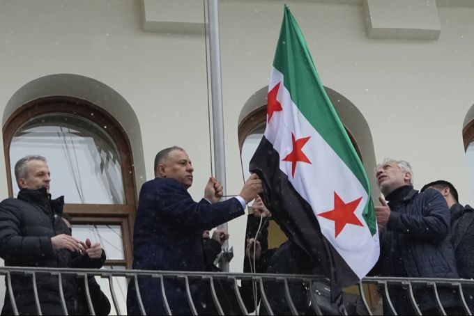 Hier wird die Flagge der syrischen Rebellen gehisst. Syrien Flagge