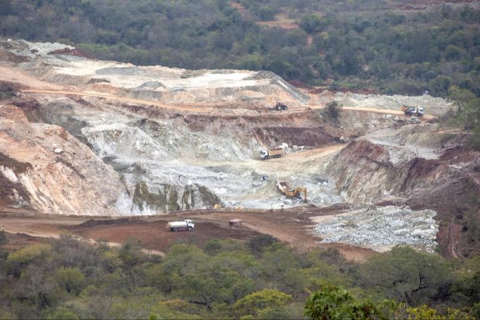 Auf der Suche nach Lithium werden global riesige Bereiche umgegraben - hier kommt Stellantis auch mit dem neuen Akku nicht drumherum. (Archivbild) Stellantis