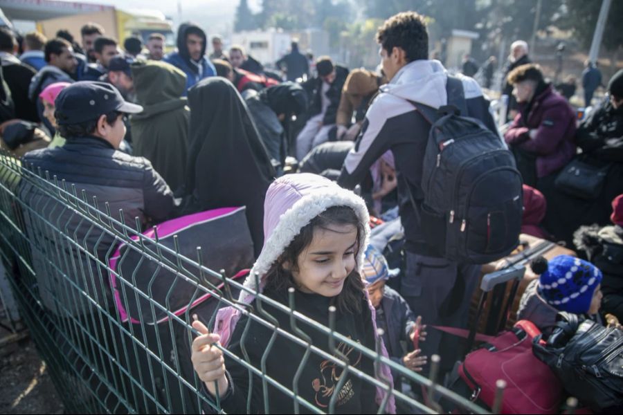 An der Grenze in der Türkei warten Hunderte Syrer auf die Rückkehr in ihre Heimat.