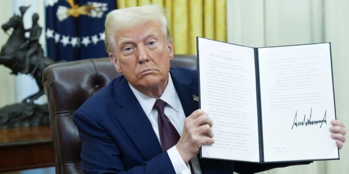 US-Präsident Donald Trump zeigt stolz einen der soeben unterschriebenen «Executive Order», am 23. Januar 2025. Donald Trump Executive Order