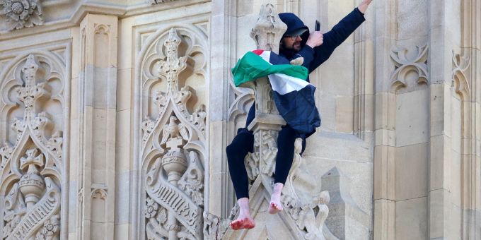 Barfuss ist dieser Mann in London auf den Big Ben geklettert, um gegen Israel zu protestieren. Mann