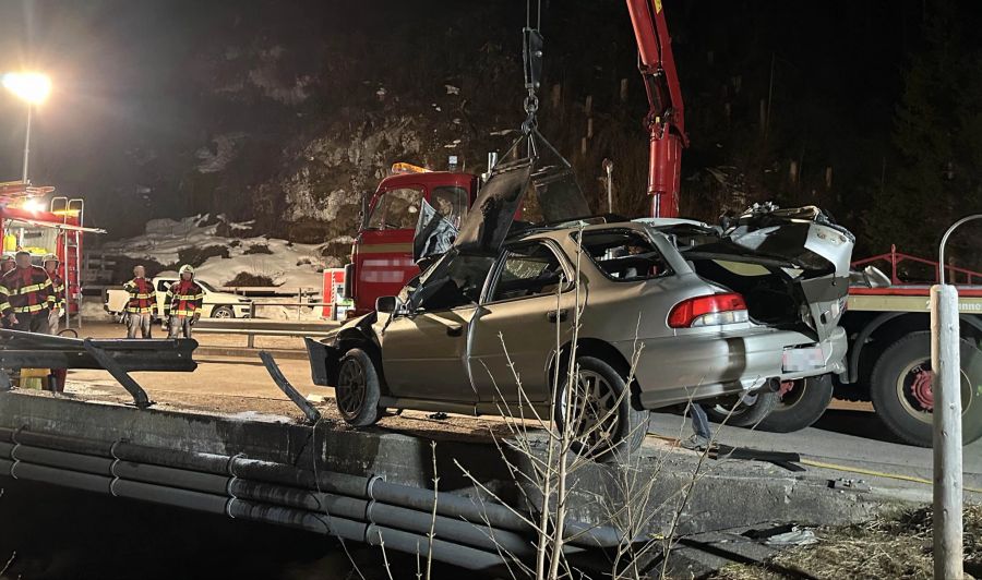 Zwei Personen wurden beim Unfall verletzt.