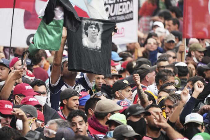 Beim Prozess-Start versammeln sich auch zahlreiche Fans von Diego Maradona in Buenos Aires. Prozess