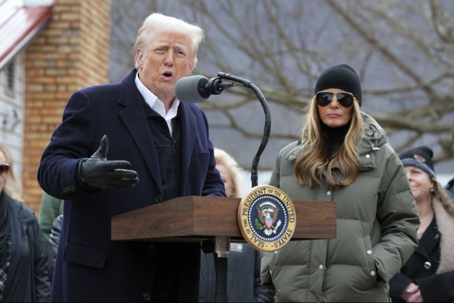 Melanias Outfitwahl sorgt erneut für Schlagzeilen.