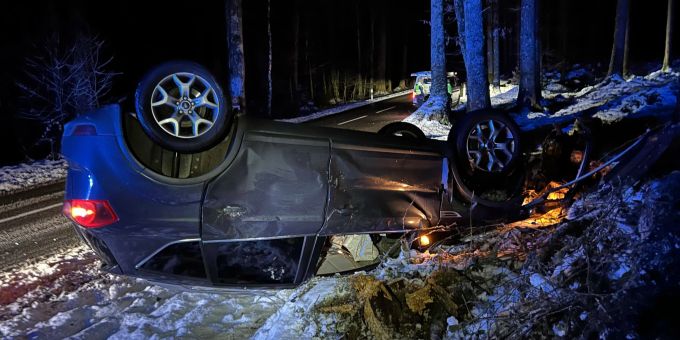 Ein Autofahrer überschlägt sich bei einem Selbstunfall in Zofingen AG. Selbstunfall in Zofingen.