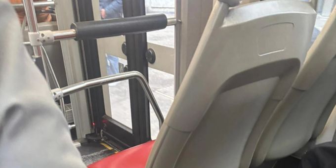 Die Frau gab die Tür schliesslich doch noch frei – allerdings erst, als der Chauffeur extra aufstand und sie dazu aufforderte. Bernmobil