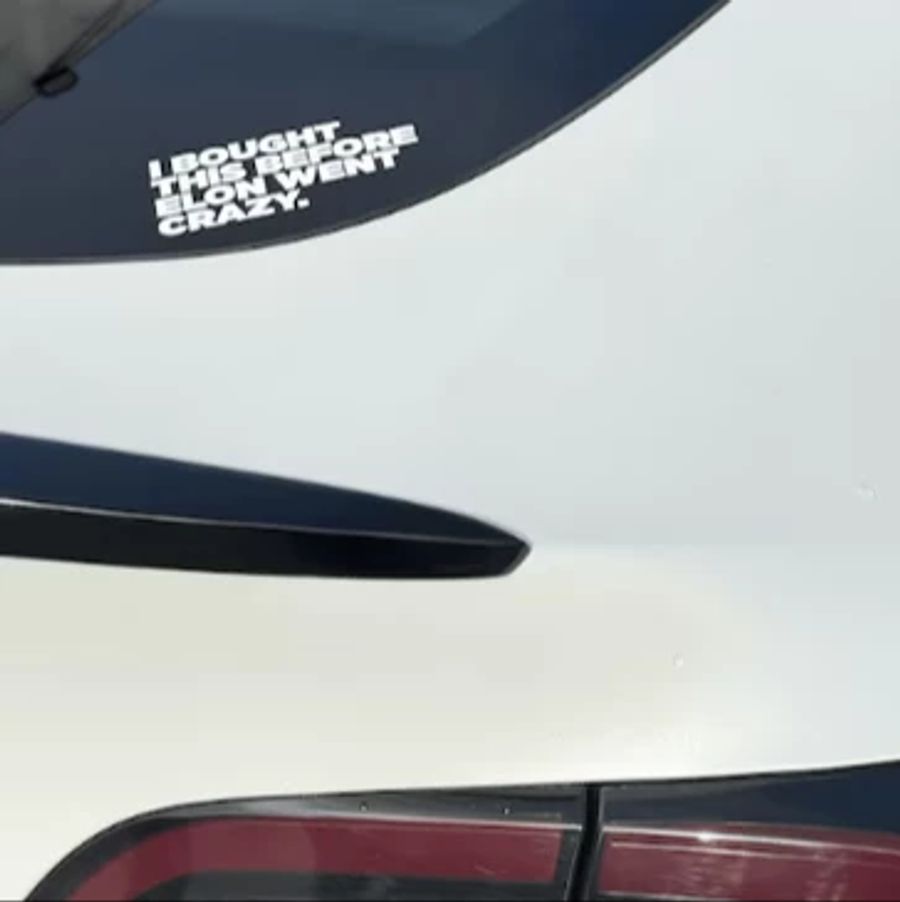 Solche Sticker kleben einige Tesla-Fahrer auf ihre Autos um sich von Elon Musk zu distanzieren.