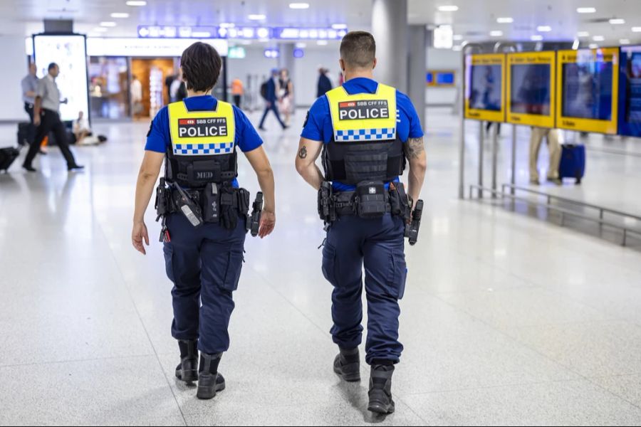 Wer an Schweizer Bahnhöfen bettelt, wird von der Bahnpolizei weggewiesen.