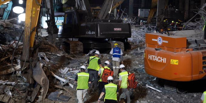 Rettungskräfte suchen in Trümmern eines Hochhauses weiter nach Überlebenden.
