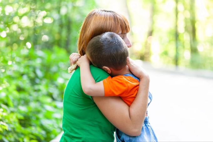 Fische sind mitfühlend und können eine tiefe emotionale Verbindung zu ihrem Gegenüber aufbauen. Frau kind trösten weinen liebe zuneigung empathie