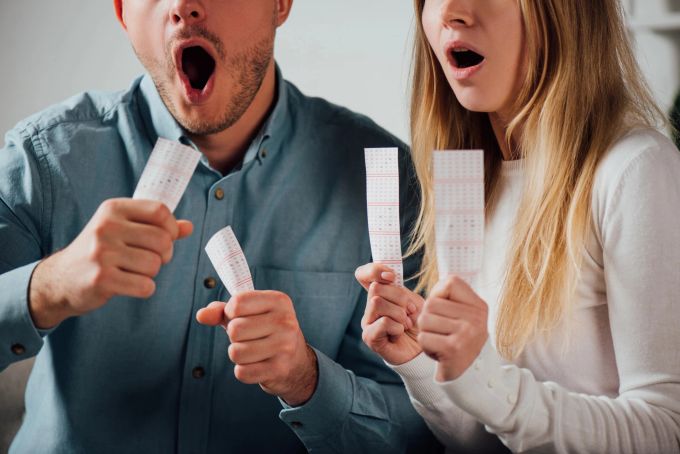 Die Freude über die gewonnen Franken hält bei dem Paar nur kurz. (Symbolbild) Paar gewinnt Franken Symbolbild