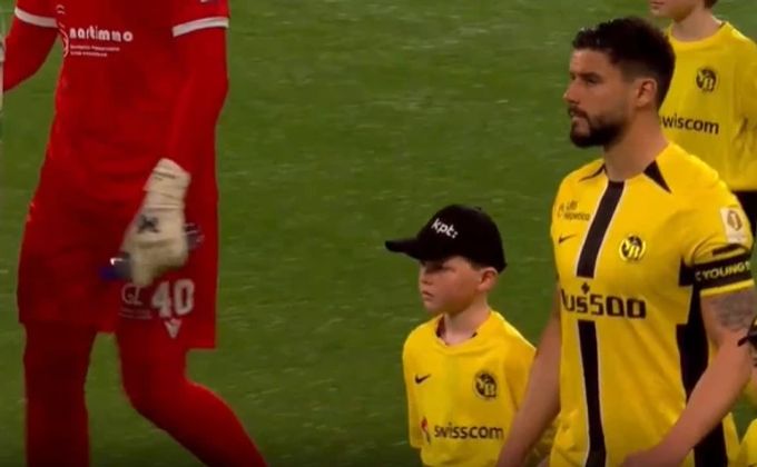 Celtic-Fan Joshua mit Loris Benito, Captain von YB. yb