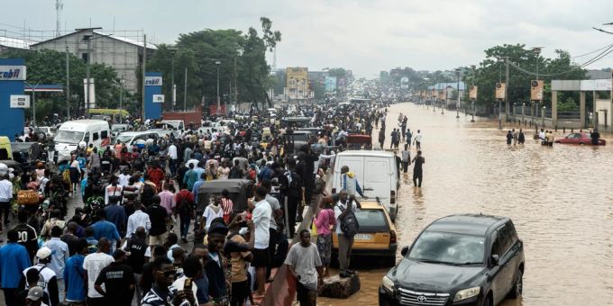 Menschen in einem überschwemmten Teil von Kinshasa. DR Kongo