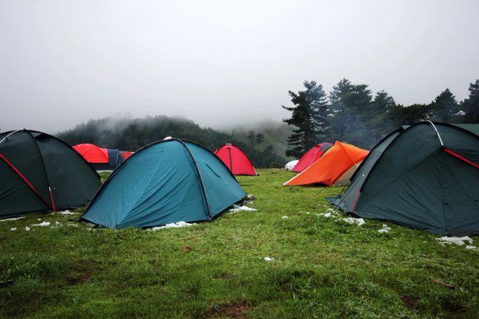 Mit dem richtigen Standort können Sie bei Sonne und Regen campen. Camping
