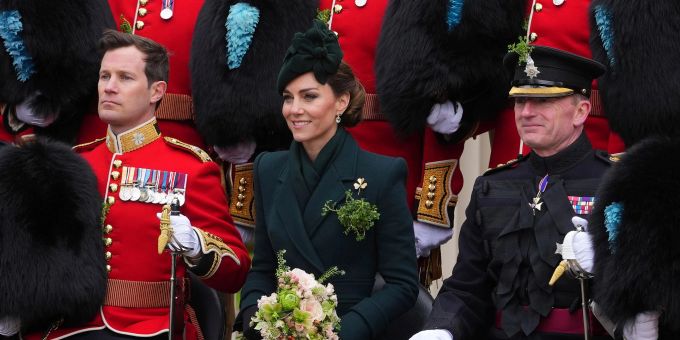 Kate trug passend zum Anlass ein grünes Outfit mit einem goldenen Kleeblatt als Anstecknadel. (Archivbild) Prinzessin Kate