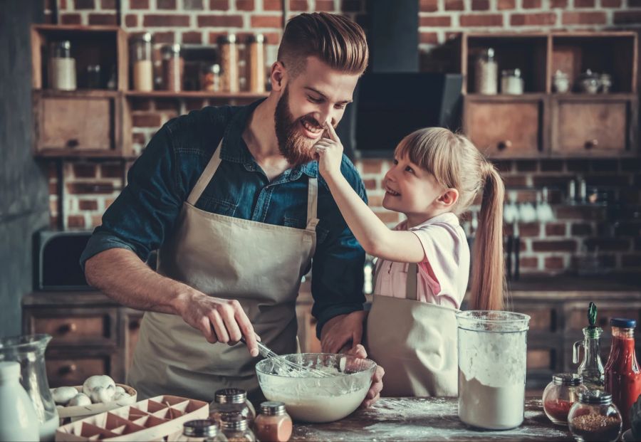 Vater und Tochter bereiten Teig zu