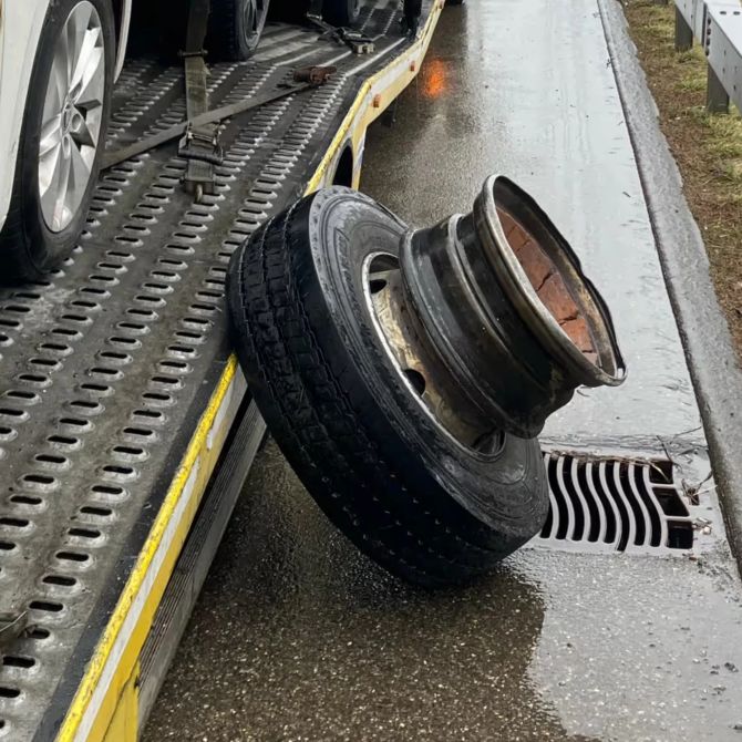 Sattelschlepper verliert Rad Autobahn