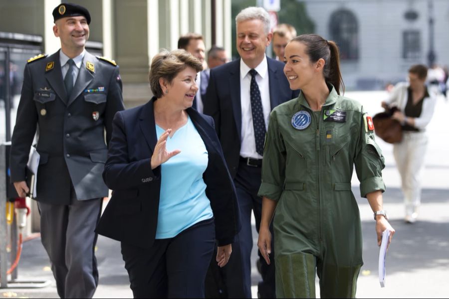 Bundesrätin Viola Amherd und Berufsmilitärpilotin Fanny Chollet am 26. Juni 2020 in Bern. Im Hintergrund links Korpskommandant Thomas Süssli und rechts Rüstungschef Martin Sonderegger.