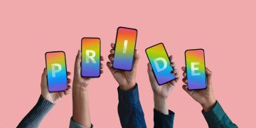 Smartphones hochgehalten Regenbogenfarben Pride Wortspiel