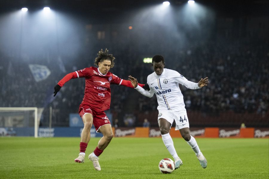 Zürichs Amadou Dante behauptet sich gegen FCW-Stürmer Nishan Burkart.