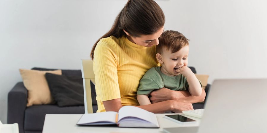 Mama oder Bildschirm? Tatsächlich profitieren Kinder mehr von einer liebevollen persönlichen Interaktion als von Lernprogrammen oder anderen digitalen Angeboten.