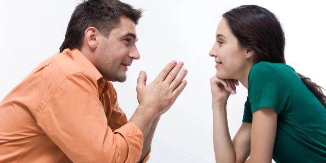 Mann und Frau kommunizieren.