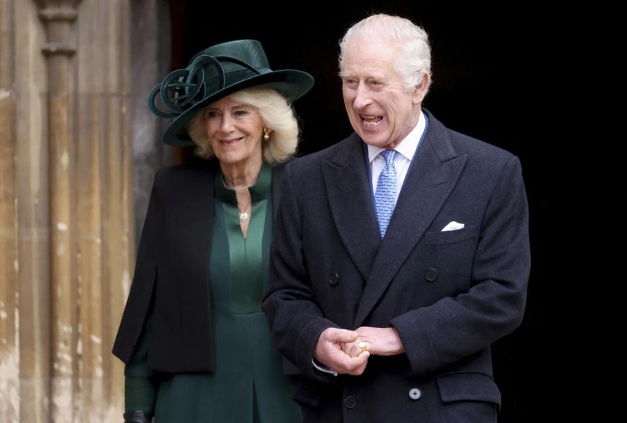 König Charles und Königin Camilla wirkten bei ihrem Auftritt am Ostersonntag freudig.