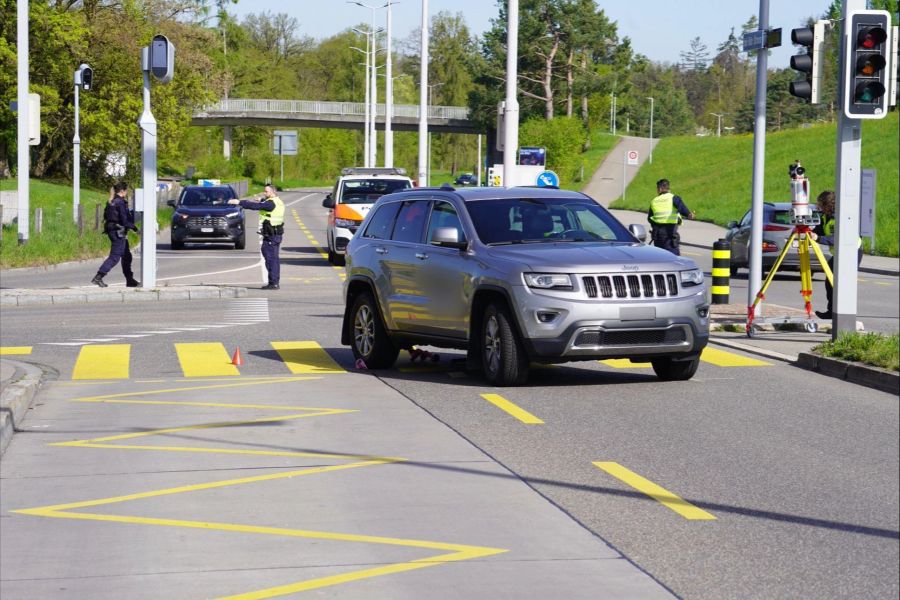 Auf einem Fussgängerstreifen am Zürcher Hönggerberg kollidierte am Donnerstagmorgen ein Auto mit einem dreijährigen Mädchen.