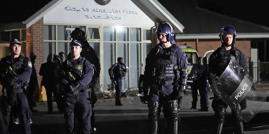 Einsatzkräfte der Polizei stehen Wache vor einer orthodoxen assyrischen Kirche. Der Angriff auf Geistliche einer christlichen Gemeinde in Sydney während eines Gottesdienstes ist von den Ermittlern als Terrorakt eingestuft worden. Foto: Mark Baker/AP/dpa