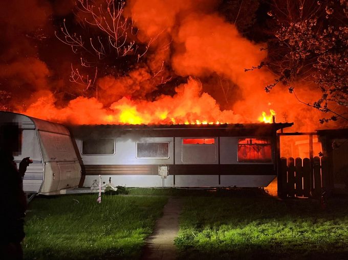 Der Wohnwagen brannte vollständig aus. Wohnwagen in Brand