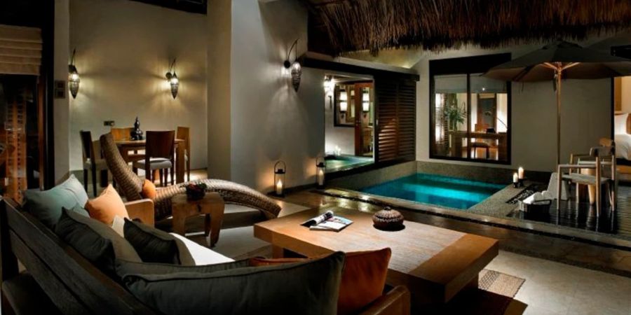 Luxushotelzimmer mit Pool im Raum.
