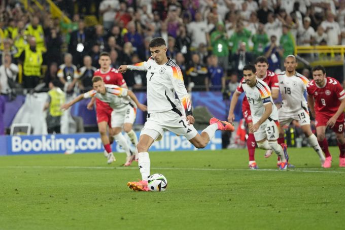 Kai Havertz trifft per Elfmeter zum 1:0 für Deutschland gegen Dänemark an der EM 2024. EM 2024 Deutschland Dänemark
