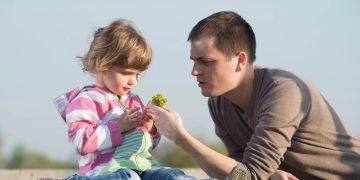 Vate rund Tochter sprechen