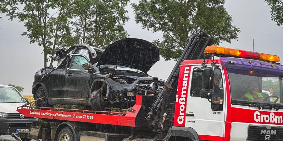 Der Unfallwagen liegt auf dem Abschlepper.