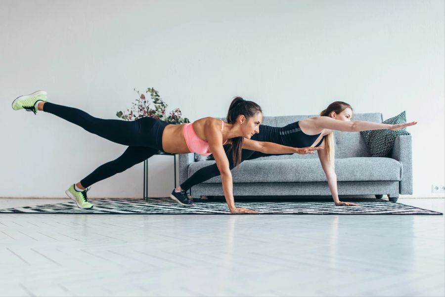 zwei frauen machen sport, weisser raum