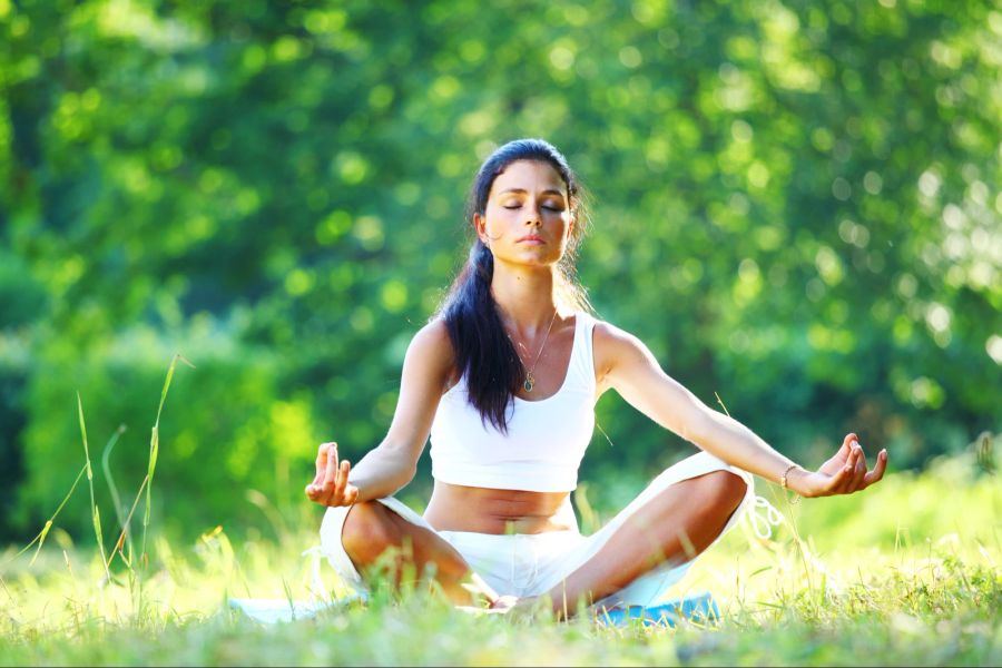 Frau bei Meditation